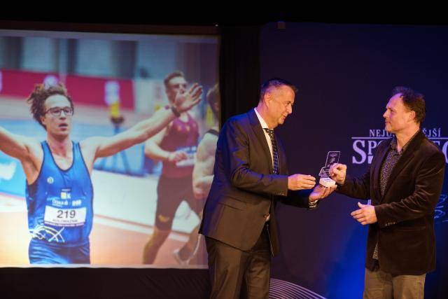 Vstupenky na slavnostní vyhlášení Přerovského sportovce roku jsou už nyní zdarma k dispozici v Městském informačním centru na Masarykově náměstí. Jedna vstupenka platí pro dvě osoby a umožní návštěvníkům zažít galavečer plný sportovních výkonů, exhibic i hudby.  Galavečer Přerovského sportovce roku se uskuteční ve čtvrtek 19. března od 18 hodin v Městském domě.Program nabídne nejen setkání se sportovními hvězdami z Přerova, ale také atraktivní biketrialovou show. Do Městského domu zavítá dvanáctinásobný mistr světa Václav Kolář, který společně s domácími legendami tohoto sportu – Adamem a Pavlem Procházkovými – předvede své umění přímo na pódiu. Jejich společné vystoupení proběhne ve čtvrtek 19. března.Hudební doprovod obstarají pěvecké vstupy Ivo Blahunka. Přerovský rodák a vycházející hvězda české popové scény má na kontě několik úspěšných singlů, vystoupení na festivalech Colours of Ostrava či Prague Music Week a působení v televizní soutěži The Voice Česko Slovensko.