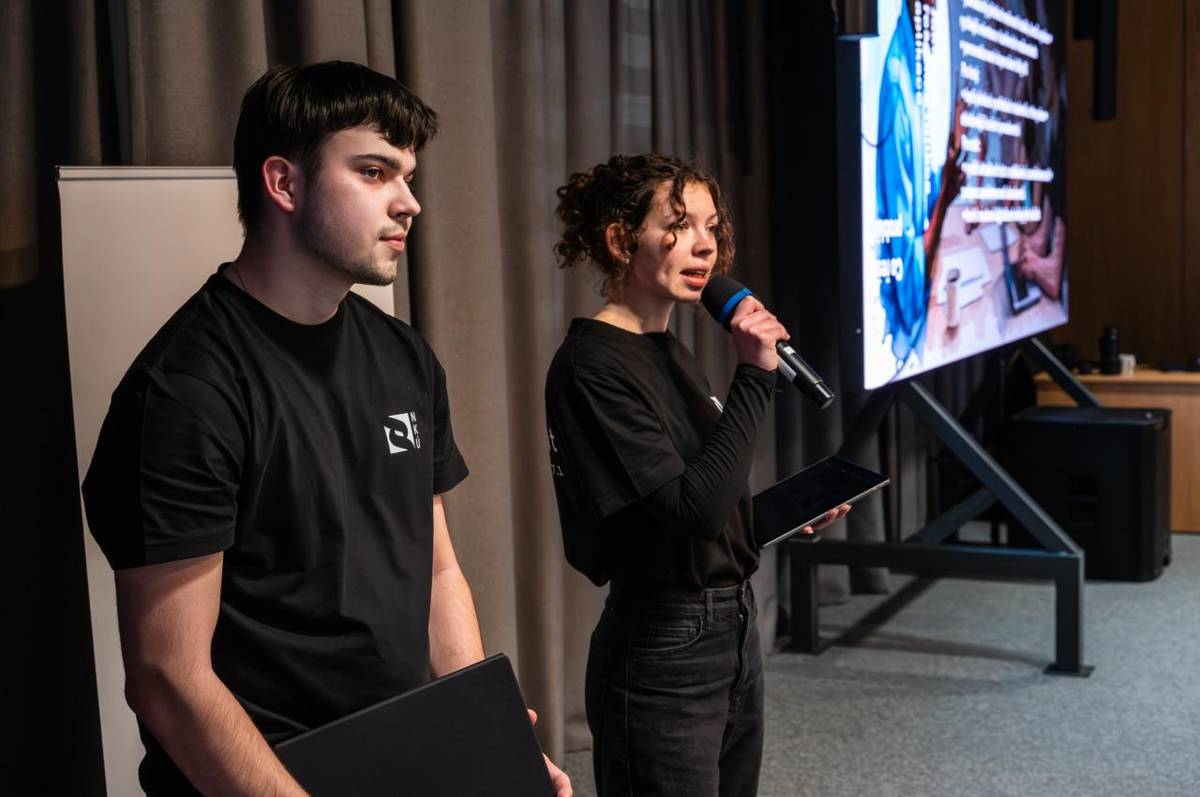 Naši žáci se 6.-7. ledna zúčastnili prestižního hackathonu HackujStát 7.1, který se konal v moderních prostorách Nejvyššího kontrolního úřadu v Praze.  V silné konkurenci 18 týmů z celé republiky se naši reprezentanti neztratili a vybojovali skvělé umístění v TOP 5! ????