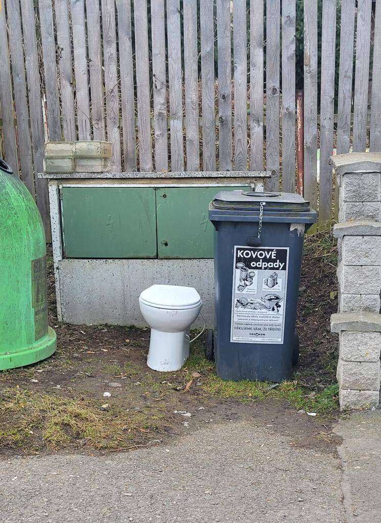 Touto cestou si dovolujeme požádat občana, který odložil keramickou WC mísu ke kontejnerům proti autobusové zastávce, aby ji urychleně odstranil. Upozorňujeme, že takové jednání je v rozporu s obecně závaznou vyhláškou o nakládání s odpady a poškozuje vzhled naší obce.