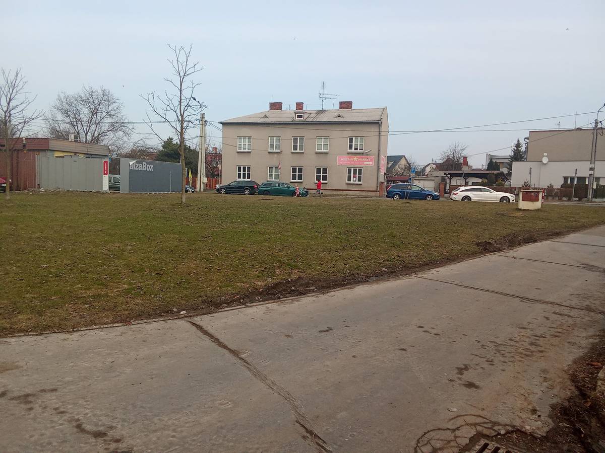 Nová parkovací plocha nabídne 25 míst pro osobní automobily, z toho dvě budou vyhrazena pro osoby se zdravotním postižením.  Vjezd na parkoviště bude zajištěn z místní komunikace ulice Zimmlerova. Součástí projektu je také vybudování nového chodníku podél parkoviště a navazujících pěších tras. „Cílem projektu je soustředit parkování do přehledně uspořádané plochy a omezit neorganizované stání vozidel podél komunikace či na okolních plochách. Tím dojde ke zlepšení průjezdnosti ulice i bezpečnějšímu pohybu chodců,“ popisuje místostarosta Jiří Stráník. Stavba zahrnuje i nové řešení odvodnění s dešťovou kanalizací a vsakovacím objektem z plastových boxů, přibude osvětlení v podobě pěti nových světelných bodů veřejného osvětlení a sadové úpravy, které přirozeně zapadnou do okolí. Předpokládané náklady na realizaci činí 11,5 milionu korun včetně DPH. Termín zahájení stavby je naplánován na druhou polovinu roku.