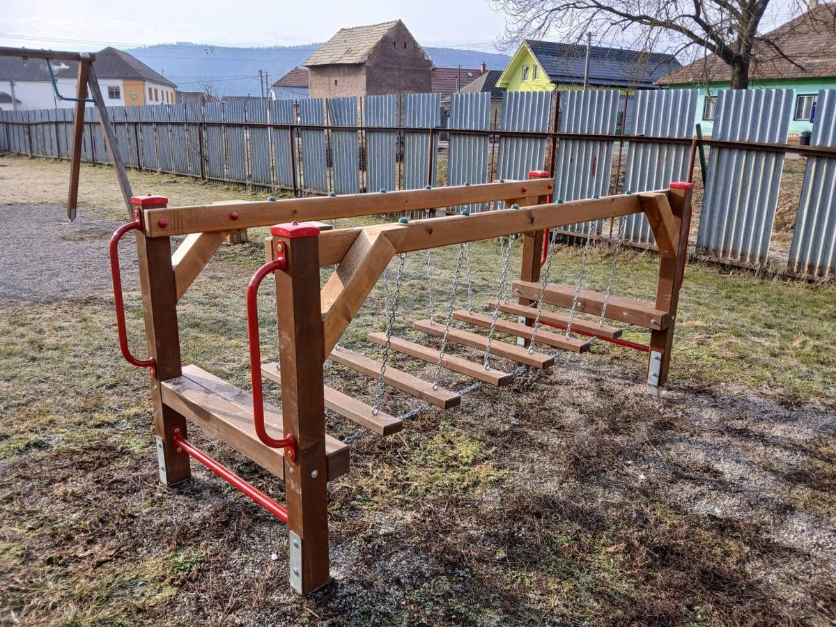 Na dvore Materskej školy v Hrabušiciach prebehla v uplynulom období rekonštrukcia detského ihriska, ktorej cieľom bolo zlepšiť bezpečnosť, funkčnosť a celkový stav priestoru určeného na hry a pohybové aktivity detí.