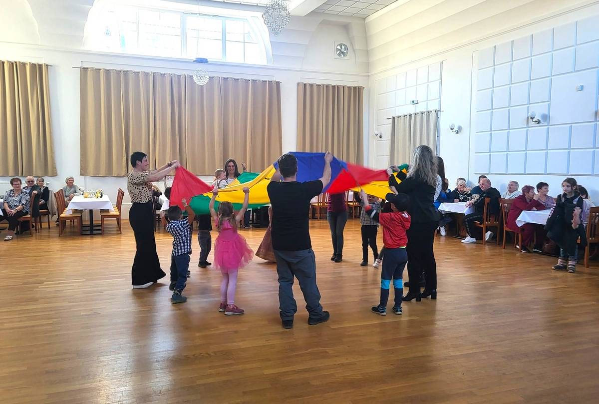 V pátek 6. března 2026 proběhlo v Penzionu a restauraci Eden posezení u příležitosti Mezinárodního dne žen 6. března 2026. Na začátku potěšily všechny svým milým vystoupením děti z mateřské školy. Pan starosta Martin Korduliak přivítal přítomné ženy a s kytičkou jim popřál jim k jejich svátku.