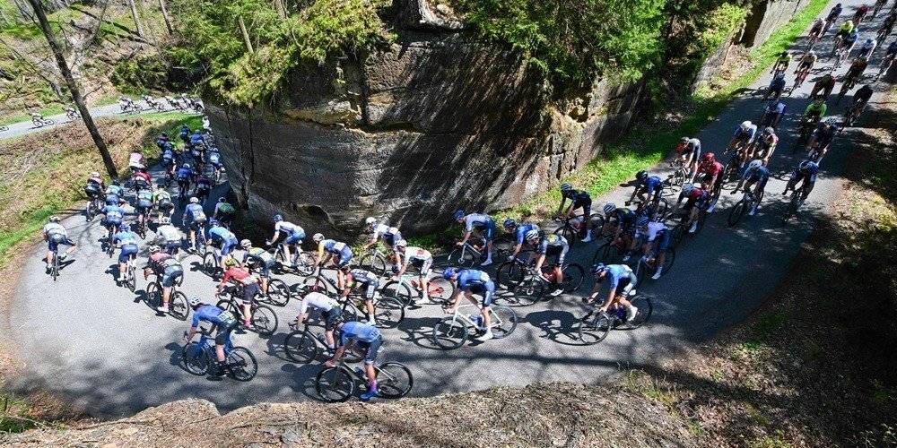 Nabitý double víkend hezky na začátek. Oblíbeným dvojákem Pekel Severu Road na opačných stranách jednoho kopce startuje už potřetí seriál silničních závodů pro všechny cyklisty RoadCup. Jednička v sobotu 25. dubna (63,6 km) a Dvojka tedy hned o den později 26. dubna (50,8 km). Z (vydřeného) inferna na trati do (endorfinového) ráje v cíli, dalo by se též pozvat do Českého Švýcarsku.    „Silnice se tady opravily v posledních třech letech téměř komplet, přípravy vrcholí,“ říká Simona Davídková, ředitelka celého seriálu i společného organizačního týmu obou Pekel. Epicentrum jedničky, tedy start i cíl, se přesouvá z Krásné Lípy na Vlčí Horu k sídlu partnerské firmy závodu Nobilis Tilia (pro zajímavost: koupila ji Kofola, která léta napájí účastníky). Závodní kancelář bude v penzionu Vlčárna, u startu a cíle zahraje pro dobrou náladu místní bard Jirka Procházka. Jen mějte na paměti v malé obci omezená místa na parkování. Na firemní parkoviště Nobilis Tilia u startu budou vpuštěny vozy elitních týmů, ostatní parkovací plochy mohou využít hobby závodníci – u společnosti Pharming v Zahradách, u penzionu Vlčárna, také naproti tomuto penzionu bude otevřený velký dvůr a také poslední parkoviště za cílovou rovinkou. Detaily najdete na webu závodu. Na druhý den se oba pelotony přesunou do České Kamenice, kde se pojede podle stejného časové scénáře. Pro bodování do celkového pořadí RoadRace připomínáme letošní premiéru kategorie Elite, kam patří jezdci z Českého poháru a kontinentálních týmů. Tedy ani zde neseberou body „hobíkům“, usilujícím o nejlepší pořadí. „Zřídili jsme i pro nás aplikaci Veloviewer, kterou používají WorldTour týmy pro předpověď počasí, sledování míst na trati a propojení se Stravou. Chceme ji otestovat před Tour de Feminin,“ zmiňuje šéf kamenického závodu Roman Horký žhavou novinku. Z Dvojky pořizuje Česká televize 25minutový záznam. Okruh je až na detaily stejný jako loni. Pro hobíky 50,8 km na dvou okruzích s celkovým převýšením 1000 metrů, pro elitu na šesti 152, 4 km s 3000 metry. Oba okruhy se dají profilově trochu přirovnat k belgickým klasikám, v závodním rauši se tedy můžete přenést do Flander či Ardén a místo soupeře si představit Van der Poela či Pogačara… Startovné na oba závody společně pořídíte už teď na sportsoft.cz. Závodnický servis vylepšují stravenky, sprchy ve sportovní hale a další příjemnosti, oceňující výkon. Výsledky z open závodů se započítávají do čtyř seriálů – RoadCupu, Extraligy Masters, Severočeské amatérské ligy a Českolipského silničního poháru. A ještě připomínka nejlepších. Vítězství hobbíků loni získali v sobotu Filip Endler (Lawi Star/Giant) a Denisa Slámová (Cyklotrénink). O den později vládu v Peklu Severu 2 obhájil domácí Jan Brňák (Lawi Star/Giant) a novicka Anna Panušová (Brilon Racing Team). Ještě více najdete na webu Pekel Severu Road.