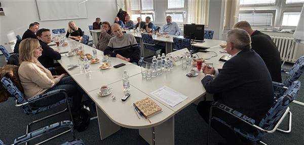 Na společném setkání se sešli starostové obcí a místních částí, kterých by se mohla dotknout plánovaná výstavba větrných elektráren v okolí Pelhřimova. Cílem jednání bylo sdílet aktuální stanoviska jednotlivých obcí, vyměnit si informace a hledat možnosti koordinovaného postupu při dalším rozhodování o těchto projektech. Starosta Pelhřimova Ladislav Med v úvodu připomněl, že zastupitelstvo města již v lednu rozhodlo nepodpořit umisťování větrných elektráren na území města, a to především s ohledem na ochranu krajinného rázu, kvalitu života obyvatel a dlouhodobý rozvoj města.