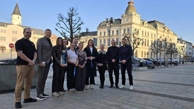 Zástupci Kanoistiky Přerov přijali pozvání na přerovskou radnici, kde je přivítal primátor Petr Vrána spolu se svými náměstky u příležitosti mimořádně úspěšné sezóny 2025. Přerovští kanoisté totiž v loňském roce ovládli celkové bodování a stali se vítězi Českého poháru. Klub, který má více než sedmdesátiletou tradici, dnes sdružuje přibližně osmdesát členů a opírá se o práci sedmi kvalifikovaných trenérů. Významnou část oddílu tvoří mládež, jejíž zástupci se prosazují i na reprezentační úrovni.     Na setkání dorazily úspěšné kanoistky, které v loňské sezoně zaznamenaly výrazné výsledky na mezinárodní scéně - Tereza Jiskrová, Laura Csomová, Ema Wertheimerová a Michaela Bílková. Doprovodily je trenérky Lucie Kotoučová a Alice Korduliaková, které se podílejí na přípravě závodníků a rozvoji mladých talentů.    Primátor popřál sportovcům mnoho úspěchů do nadcházející sezony, ve které se chtějí podle svých slov opět nominovat na světový i evropský šampionát.