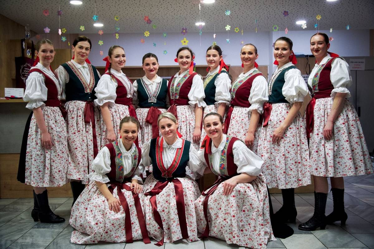 Možná jste už zaznamenali videoklip pěveckého sboru Kalinka natáčený v okolí Halenkovic. Jmenuje se BALADA Z BUDAČINY. V klipu poznáte místní části: Kapli sepjatých dlaní, Budačinu či Vyhlídku Šárka.    Točilo se loni v létě a na podzim. Záběry z domečku jsou z Kudlovic z domu Strmenských.    Pěvecký sbor KALINKA z Babic vznikl v roce 2010, kdy se začaly pravidelně scházet dívky do té doby tančící a zpívající ve stejnojmenném dětském souboru. V současné době má sbor šestnáct stálých členek a vedoucí je Mariana Úředníčková.,    Jejich repertoár vychází především z lidové hudby Moravského Slovácka a některých folklórních regionů slovenských. Nejčastěji Kalinku doprovází Cimbálová muzika (CM) Lintava, v minulosti však spolupracovaly i s CM Tramín, CM Cifra či s CM Stanislava Gabriela. Právě s CM Stanislava Gabriela sbor Kalinka vytvořil a nahrál Baladu z Budačiny.    Klip si můžete pustit kliknutím na fotografii: