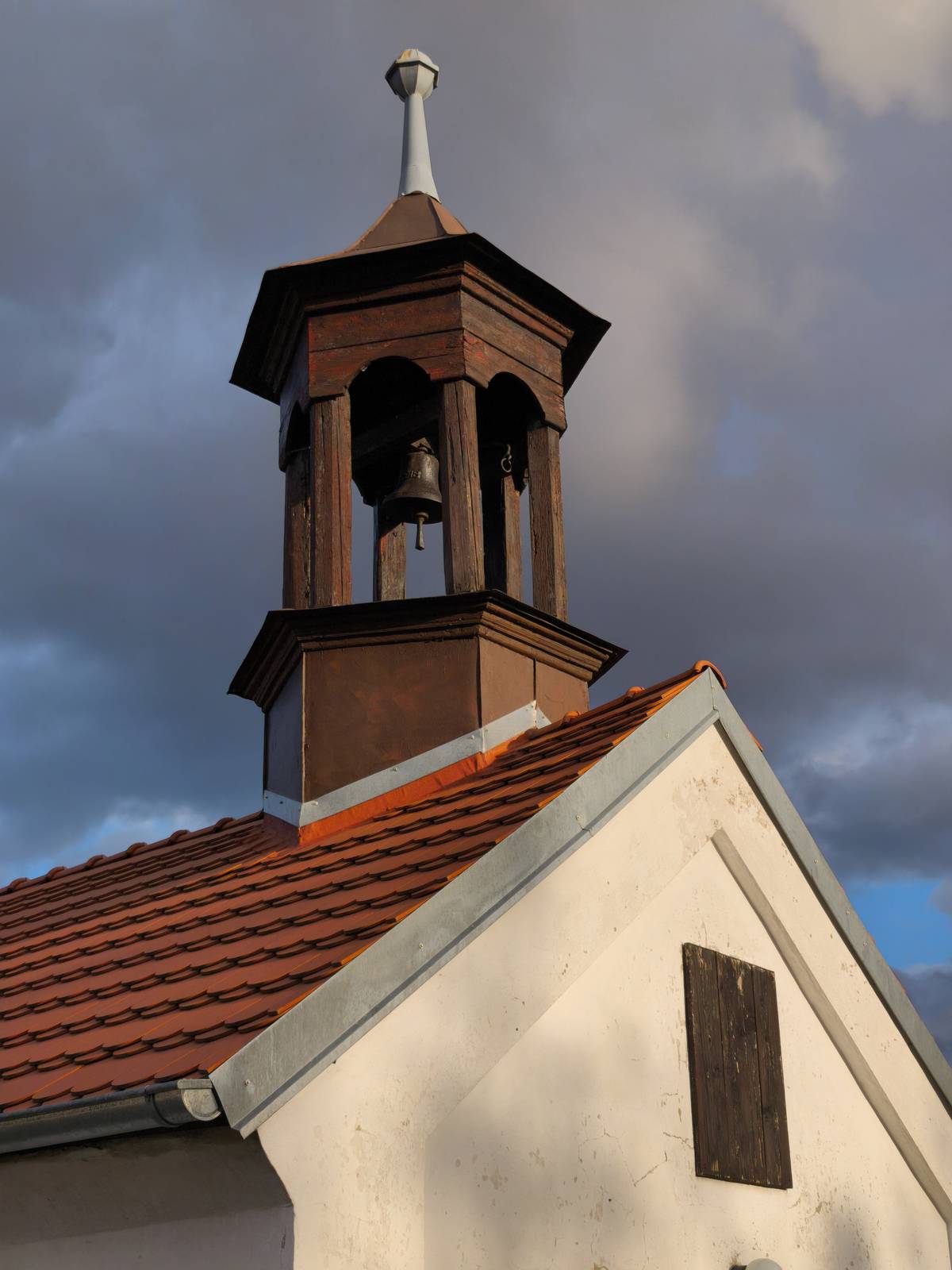 Poznejte s námi „neznámou“ Krupku! V rámci pravidelné rubriky Hádanka můžete poznávat krásy Krupky. Každý měsíc Vám prostřednictvím fotografie představíme jedno místo v Krupce a Vaším úkolem bude uhádnout, kde se nachází. Odpovědi nám můžete psát pod příspěvek s hádankou na oficiálním Facebooku města Krupka nebo na e-mail: katerina.osvaldova@mukrupka.cz. Správnou odpověď a nejzajímavější odpovědi Vás čtenářů zveřejníme vždy v následujícím vydání Radnice.   Pan Roman Nešetřil zaslal jednu ze správných odpovědí: Kotelní jezírko neboli Kesselteich. Konkrétně molo a přístřešek u něj. Když jsem ještě v Krupce bydlel, byl „Kessel“ dost zanedbaný, pak prošel zdařilou revitalizací. Jezdili jsme se tam občas z Roudníků koupat. Teď už jsem tam pár let nebyl, ale díky za tip. Musím si zase udělat výšlap.   Za všechny došlé odpovědi děkujeme. Pokud budete mít nápad nebo inspiraci, neváhejte poslat.