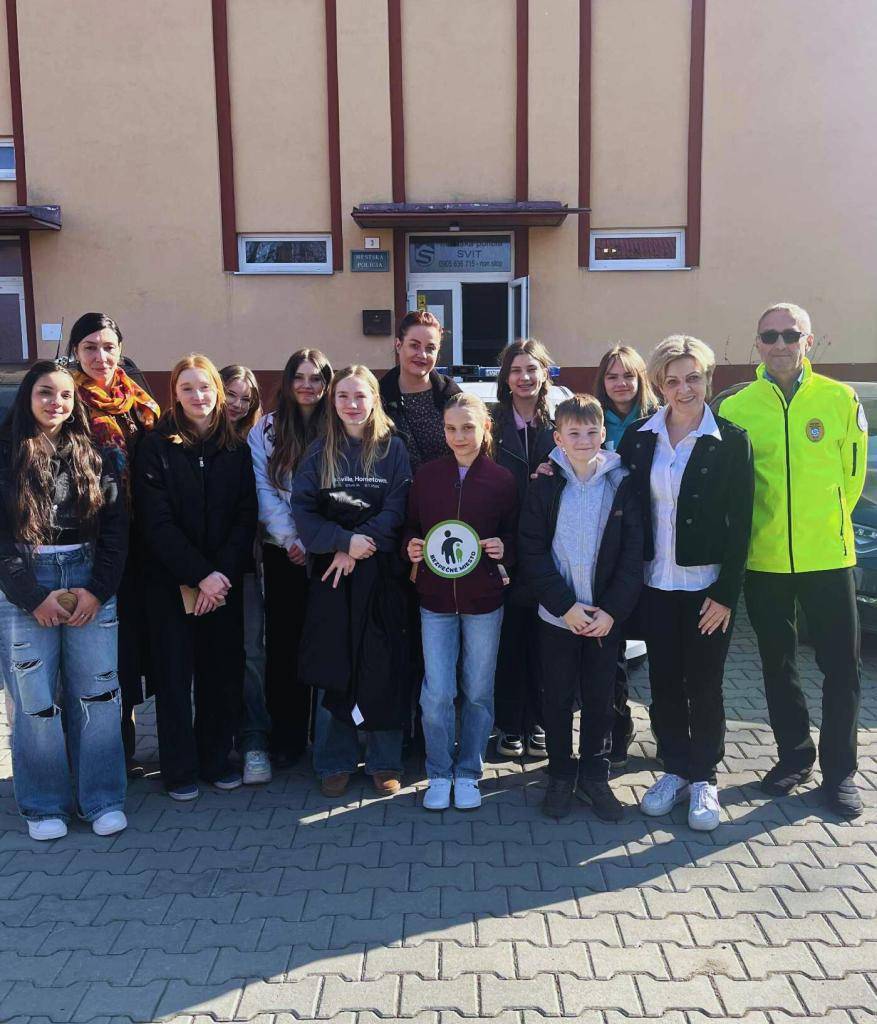 Na Mestskom úrade vo Svite sa v pondelok uskutočnilo stretnutie so žiakmi zo Základnej školy Komenského, počas ktorého im bol predstavený projekt Bezpečné miesto.