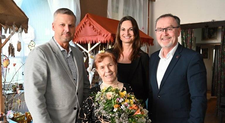 1933. Ano to je rok narození hranické galeristky Anny Musilové. K jejímu úctyhodnému věku jí přišli popřát starosta města Ing. Daniel Vitonský, místostarosta Mgr. Karel Machyl a vedoucí odboru školství, kultury a tělovýchovy Ing. Zuzana Foltýnová.