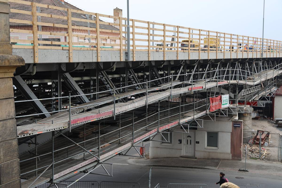 Rada Ústeckého kraje na svém včerejším jednání schválila výběr zhotovitele druhé etapy rekonstrukce roudnického mostu Ervína Špindlera. Ve stavebních pracích plynule naváže sdružení firem Metrostav, TBM a Firesta. „Pokračovat bude stejné sdružení firem. Z pohledu rekonstrukce je to výhoda, protože usnadní přechod mezi etapami a práce na sebe plynule navážou. Rekonstrukce mostu by měla skutečně skončit ještě před koncem letošního roku,“ přiblížil za investora aktuální stav rekonstrukce radní Ústeckého kraje Jiří Fedoriška. Podívejte se na celý dnešní rozhovor přímo z prostoru stavby. Další aktuality a informace k rekonstrukci mostu Ervína Špindlera najdete na stránkách Ústeckého kraje.