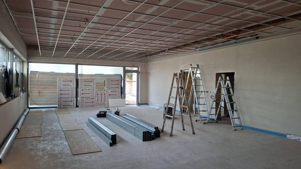 Pokračují práce na výstavbě nové budovy pro dětskou skupinu ve Chvalkovicích na Hané. Buduje se jak zvenku, tak i vevnitř. Pro děti by mělo být vše doděláno a nachystáno od září t.r., i vnitřní vybavení nábytkem a kuchyň s gastro provozem.