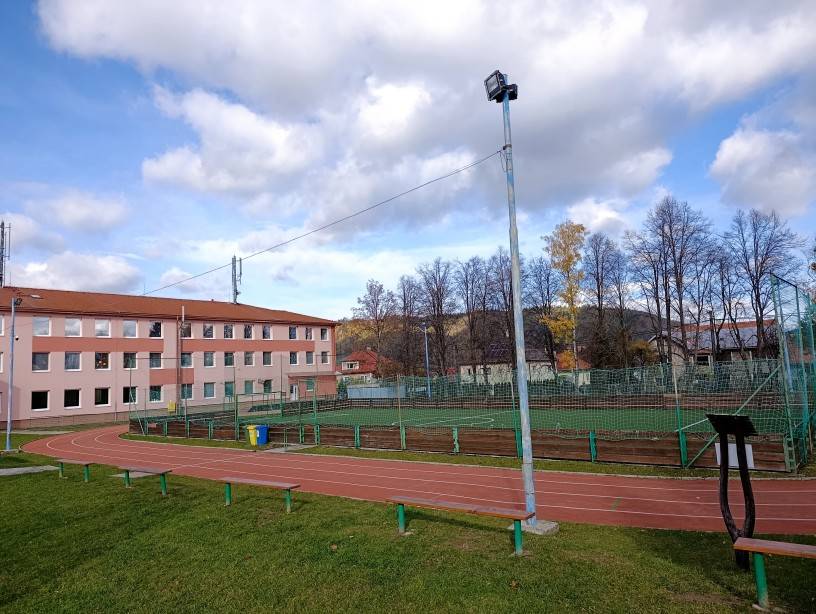 Od dnešného dňa až do odvolania platí zákaz vstupu do športového areálu pri základnej škole z dôvodu plánovanej rekonštrukcie atletickej dráhy.