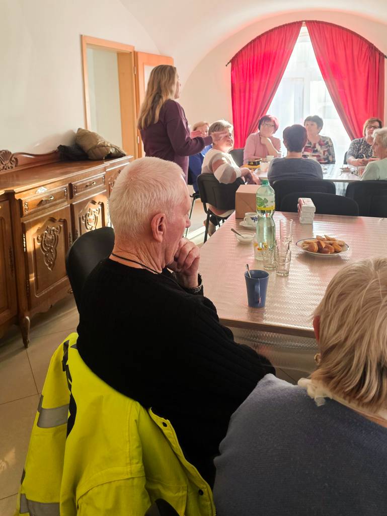 V pondělí odpoledne navštívila starostka Šárka Novotná společně s radní Martinou Ježovou pravidelné měsíční setkání členů Klubu seniorů.