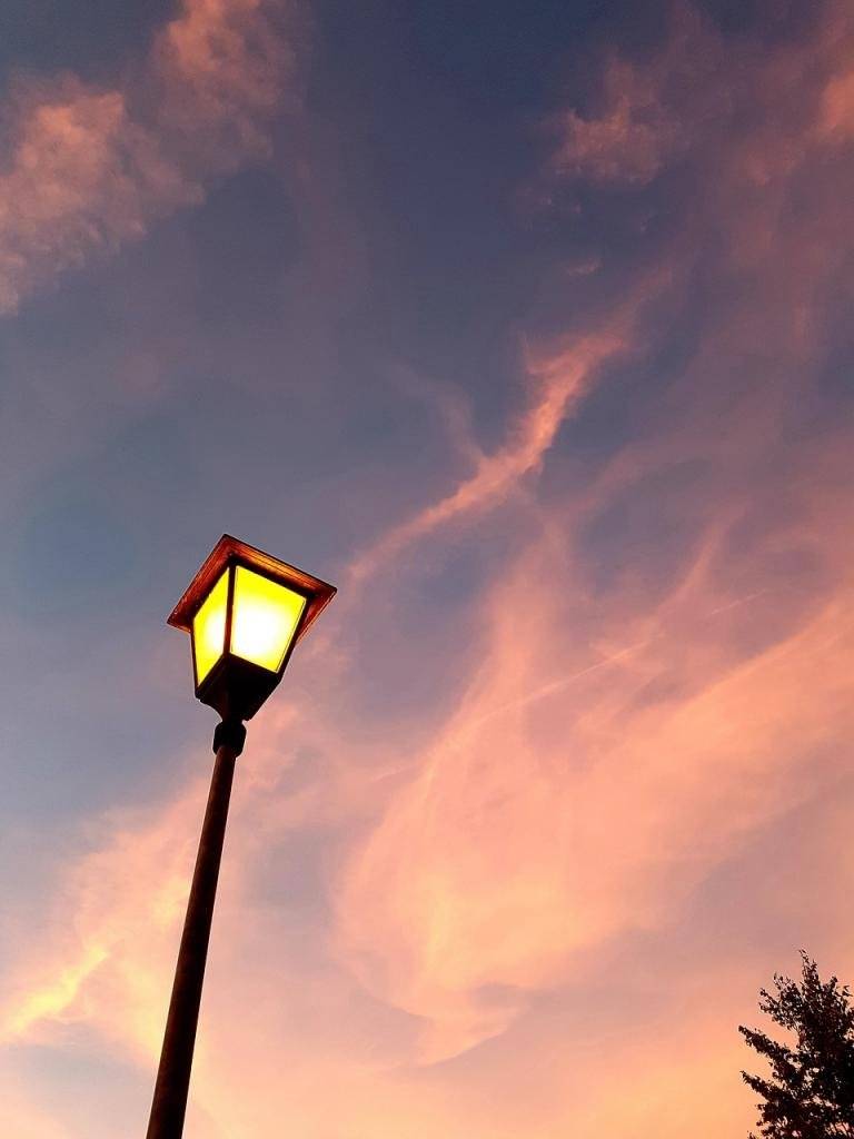 Upozorňujeme občany, že dnes 12.3. nebude svíti veřejné osvětlení podél bytového domu v ulici Mladská (na straně parčíku) z důvodu výměny sloupů veřejného osvětlení.   Následně během několika příštích dní budou v provozu pouze 4 z 5 lamp VO.   Žádáme občany, aby po setmění dbali zvýšené opatrnosti při pohybu v dotčené lokalitě.   Děkujeme za pochopení       Foto ilustrační