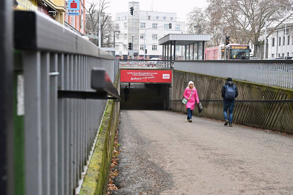 📍 V pondělí 16. března začne celková rekonstrukce podchodu na třídě Karla IV. v Hradci Králové. Jedna z nejfrekventovanějších pěších spojnic mezi hlavním nádražím a centrem města projde modernizací. 📍 Stavební práce začnou demolicemi, kvůli nimž bude podchod přibližně tři týdny zcela uzavřen. Pěší budou místo obcházet přes přechod ve Střelecké ulici naproti Střelnici. Obchozí trasa bude v okolí podchodu řádně vyznačena orientačním značením. 📍 Od druhého dubnového týdne už by měl být průchod pro pěší umožněn úzkým koridorem v podchodu. Následně dojde ještě k několika krátkodobým uzavírkám, například v polovině června, v srpnu a říjnu. 📍 Rekonstrukci podchodu, která vyjde na necelých 34 milionů korun bez DPH, provede společnost Redomo. Hotovo by mělo být letos na podzim. 🔗 Celou tiskovou zprávu naleznete ZDE.