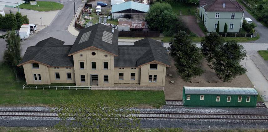 Město má dokončenou architektonickou studii k plánované rekonstrukci budovy tzv. Starého nádraží. Dokument, který nastiňuje budoucí podobu i nové využití objektu, je nyní v plném znění k dispozici na webových stránkách města. Aktuálně se připravuje projektová dokumentace.