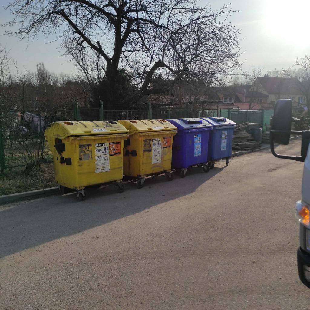 Všechny kontejnery by měly být přemístěny do konce příštího týdne (20.03.2026).  V současné chvíli jsou již na novém místě umístěny kontejnery na plast a papír.  Děkujeme za pochopení.