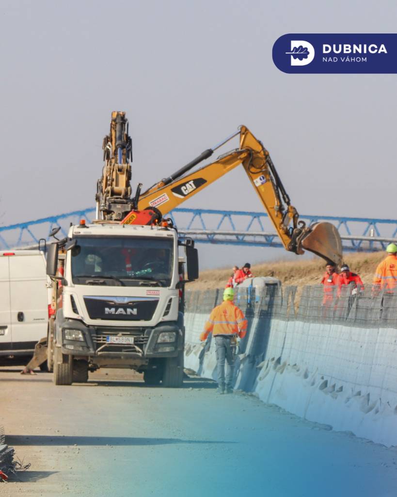 Oporné gabiónové múry sa už rysujú, zhotoviteľ avizuje aj potenciálne skoršie ukončenie prác a sprístupnenie komunikácie a mostného objektu ponad vážsky kanál skôr ako na konci júna 2026.