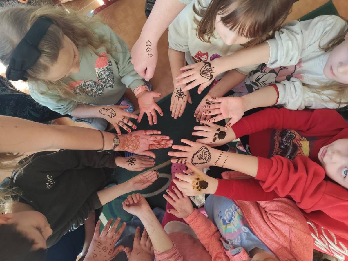 henna v první třídě