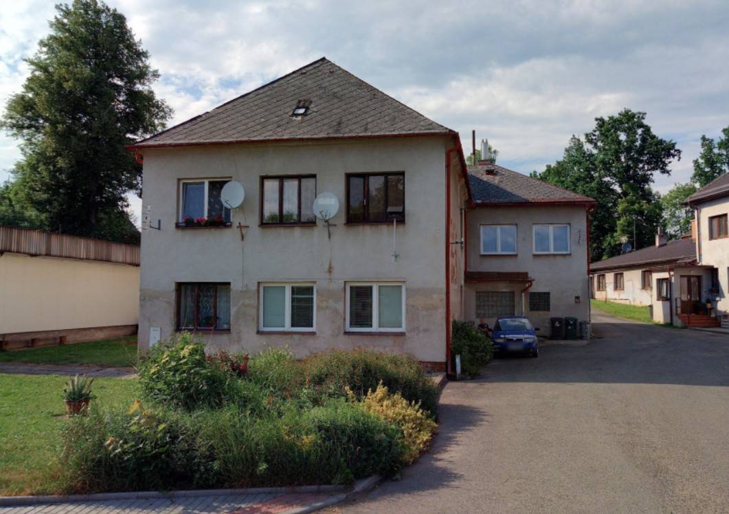 Společnost Barnom s.r.o. nabízí k pronájmu zrekonstruovanou garsonku v přízemí bytového domu v Lukové čp. 96. Kontakt (p. Novotný): 604 200 260.