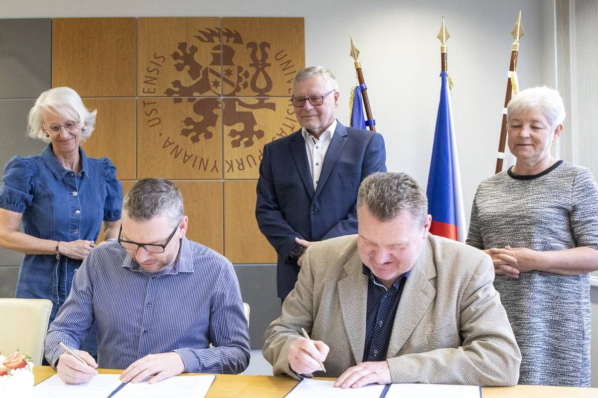 Ústecký dům dětí a mládeže bude nově mít status Univerzitního domu dětí a mládeže. Za účasti primátora Petra Nedvědického podepsali memorandum o spolupráci zástupci Domu dětí a mládeže a Univerzity Jana Evangelisty Purkyně. Tato spolupráce je v Česku unikátní. Propojí univerzitní prostředí s prací s dětmi a mládeží a přinese nové možnosti pro rozvoj talentů, popularizaci vědy i zapojení studentů do pedagogické praxe. Partnerství má dlouhodobý charakter a jeho cílem je podporovat vzdělávání, kreativitu a zájem o poznávání u dětí a mladých lidí v našem regionu. Ústí nad Labem tak dále posiluje roli města, které systematicky podporuje vzdělávání a práci s mladou generací. 🤝