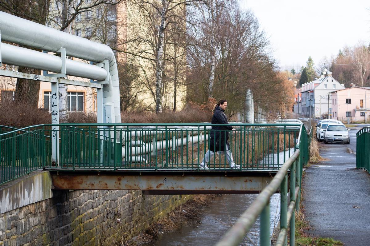 CHODOV (12. 3. 2026) – Chodovský potok v Poděbradově ulici brzy překlene zcela nová lávka. Nahradí stávající přemostění, které je už na konci své životnosti. „Lávka pro pěší je v nevyhovujícím stavu a z pravidelných prohlídek jasně vyplynulo, že je nutné ji nahradit,“ vysvětlil jednatel Chodovských technicko-ekologických služeb (CHOTES) Rudolf Pocklan. Vítěz výběrového řízení, které CHOTES na tuto akci vyhlásil, převezme v nejbližších dnech staveniště a zahájí přípravné práce. Novou lávku bude potřeba nejprve odlít a ještě před jejím osazením upravit také pobřežní zdivo. „Oproti té původní je navržena v úrovni okolních chodníků, takže bude lépe přístupná především pro maminky s kočárky a vozíčkáře,“ doplnil starosta Chodova Patrik Pizinger. Náklady na výměnu lávky jsou vyčísleny na 4,4 milionu korun včetně DPH. Hotovo by mělo být do letošních letních prázdnin.
