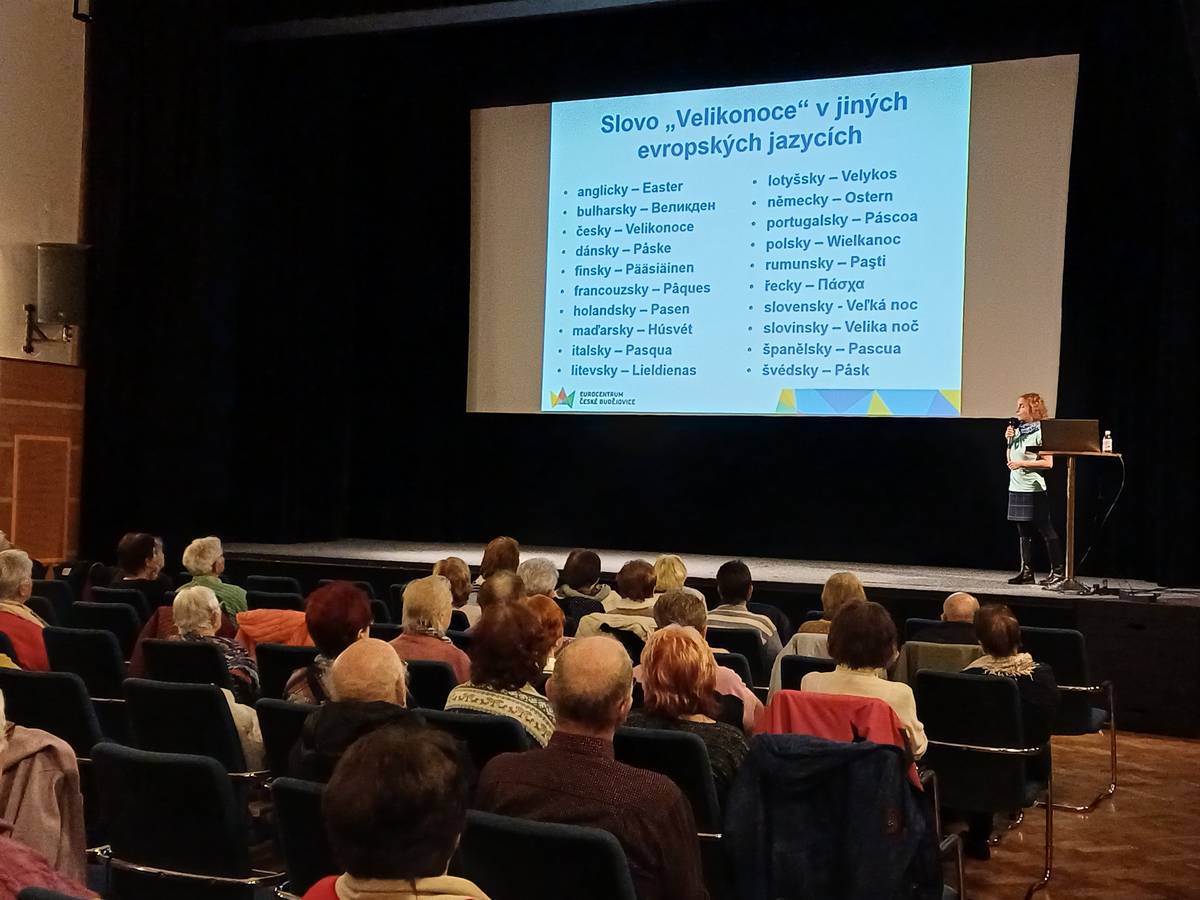 Dnešní přednáška Vimperské akademie seniorů spojila blížící se svátky s tématem evropského společenství. Přednášející PhDr. Kateřina Marková z Eurocentrum České Budějovice publiku přiblížila, jaké tradice se udržují o Velikonocích v jednotlivých evropských státech. www.vimperk.cz/vimperska-akademie-senioru/d-20095