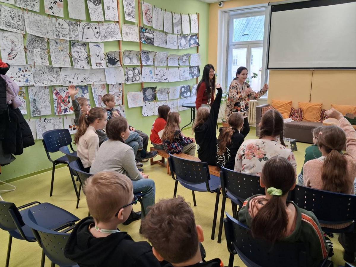 5. B v knihovně  24. února se 5. B vypravila do knihovny, kde vyslechla spoustu informací o novodobých i historických olympijských hrách. Vyzkoušeli jsme si dokonce i pantomimicky ztvárnit jednotlivé sporty.