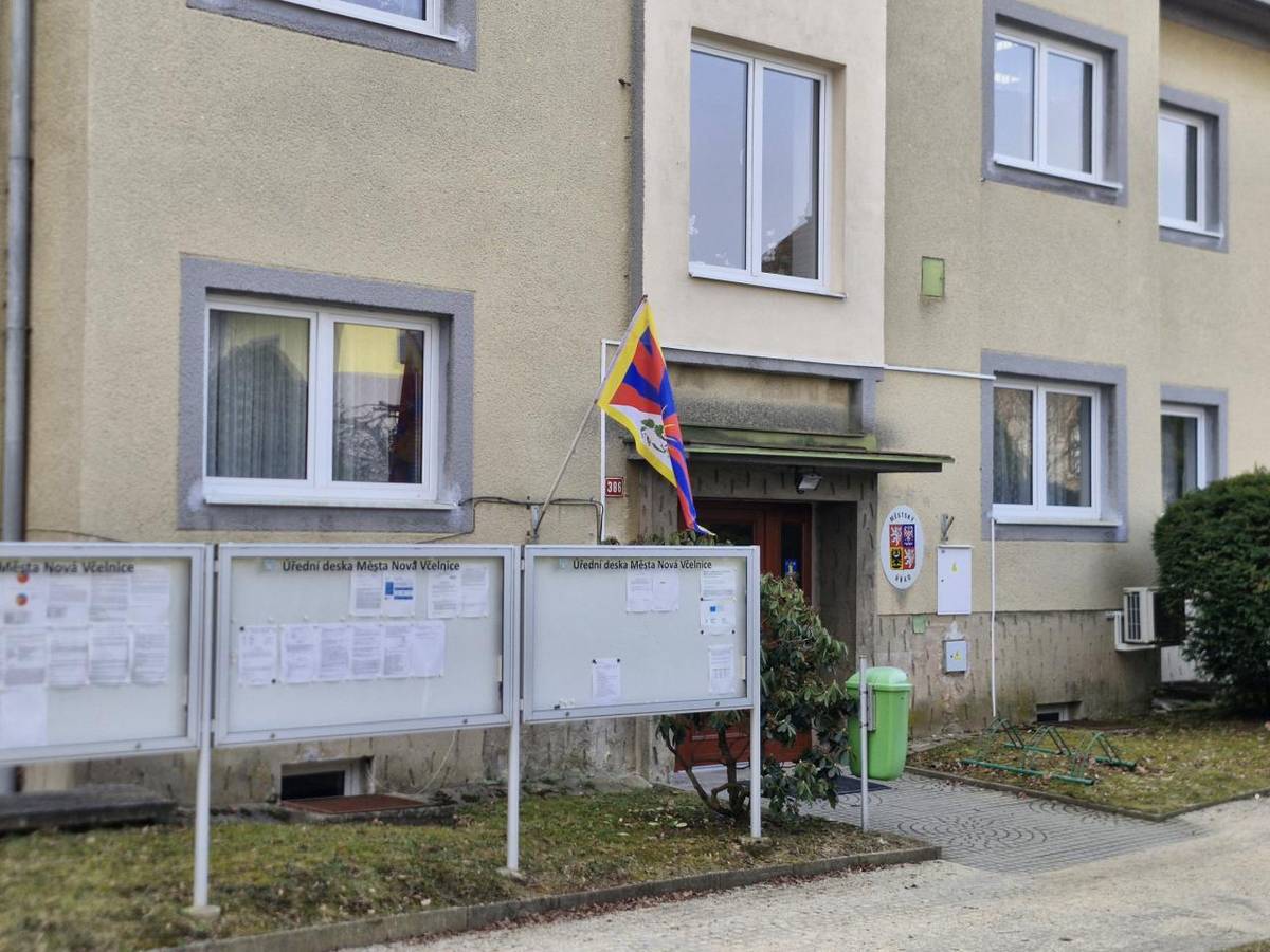 Dnešního dne, 10. března 2026, si připomínáme 67. výročí povstání Tibeťanů proti čínské okupaci. Město Nová Včelnice se k tomuto datu pravidelně připojuje vyvěšením tibetské vlajky na budově radnice, čímž dává najevo svůj postoj k dodržování lidských práv a svobod ve světě.