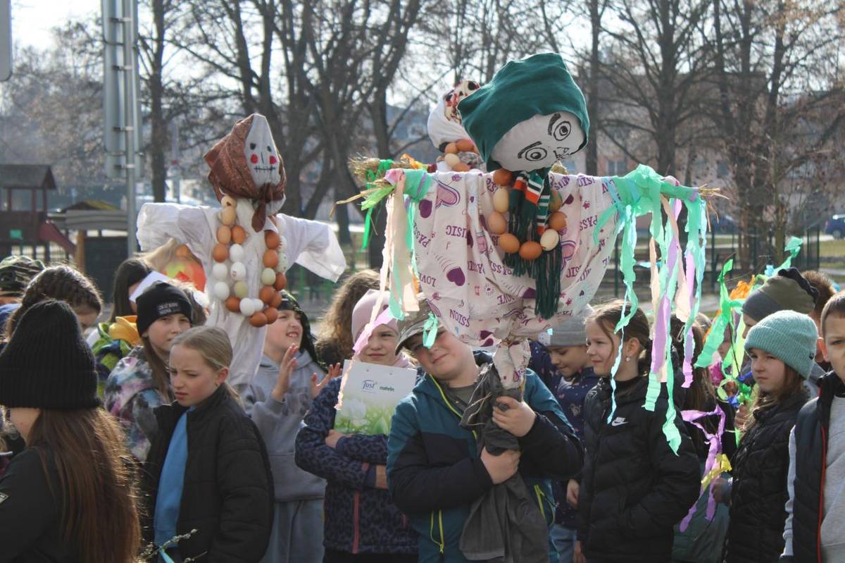 Děti z naší základní školy se společně s paními učitelkami a naší paní knihovnicí vydaly přivolat jaro při tradičním Vynášení Morany ze vsi. Nejprve dorazily na obecní úřad, kde příchod jara přivolávaly písničkami a básničkami.