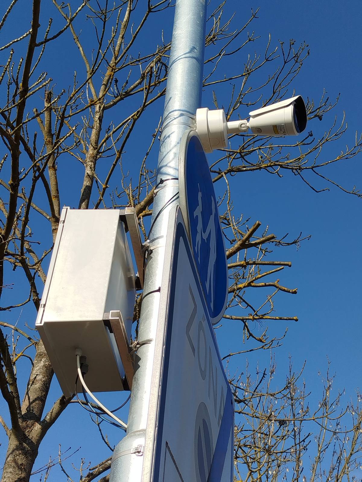 Bezpečnější ulice, lepší ochrana majetku a účinnější prevence kriminality – to jsou hlavní přínosy nového městského kamerového dohlížecího systému, který byl v uplynulých měsících v našem městě vybudován.  Projekt vznikl díky dotaci ze Středočeského Fondu prevence a město jej navíc rozšířilo o další kamery z vlastního rozpočtu. Celkem tak bude dění ve vybraných lokalitách sledovat 7 kamer.  👉 Přečtěte si celý článek na webu města.