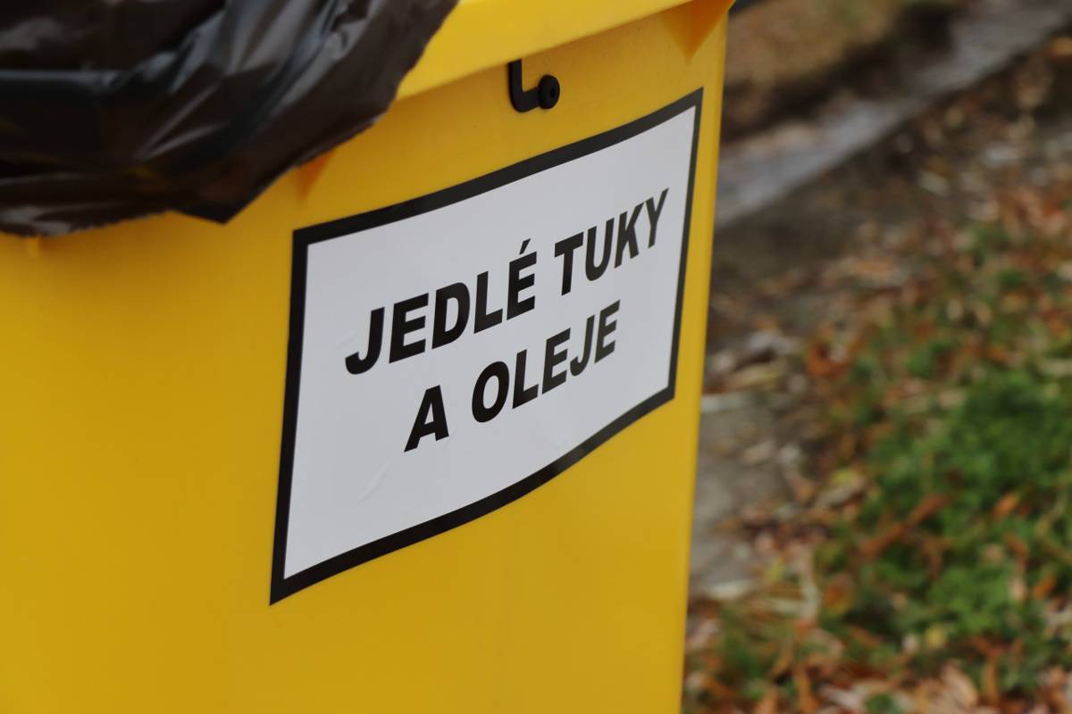 Vážení spoluobčania,  zber použitých jedlých olejov a tukov sa vykonáva na základe oznámenia OÚ z miesta, ktoré je určené obcou. Zbiera sa použitý jedlý potravinársky olej v dobre uzavretých plastových fľašiach.  (13.1., 13.3., 12.5., 9.7.,  7.9., 4.11.)