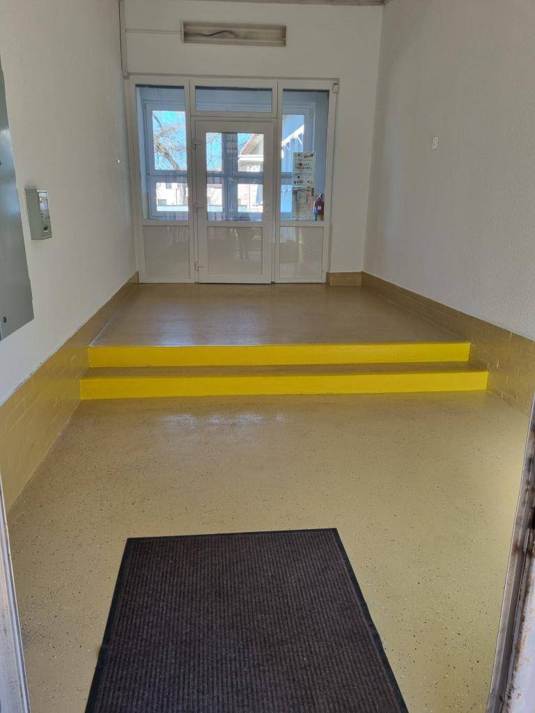 Počas jarných prázdnin sa realizovala rekonštrukcia a vyhotovenie liatej podlahy vo vstupnej hale a chodbách na prízemí i 1. poschodí budovy Materskej školy Beluša v hodnote 12 330,14 €.