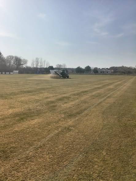 Včera a dnes sme dokončili veľkú revitalizáciu trávnika na našom hlavnom štadióne. Okrem iného prebehlo výsevanie nového trávnika, zapieskovanie celej hracej plochy a jej kompletné vyrovnanie.     UPOZORNENIE – ZÁKAZ VSTUPU NA HRACIU PLOCHU V najbližšom období bude platiť prísny zákaz vstupu na hlavné ihrisko, aby sa nový trávnik mohol správne zakoreniť a vyrásť. Prosíme všetkých hráčov, rodičov aj návštevníkov areálu o rešpektovanie tohto opatrenia.     Tým však práce na štadióne nekončia.     Dnes sa nášmu hospodárovi podarilo pokosiť vedľajšiu plochu. Zajtra plánujeme túto plochu dôkladne povalcovať a následne vymerať a vyznačiť ďalšie mini ihrisko, ktoré bude slúžiť najmä na tréningy.     Postupne tak vytvárame lepšie podmienky pre futbal v Malých Levároch – pre deti, mládež aj mužov.     Za profesionálne odvedenú prácu na revitalizácii hlavnej hracej plochy ďakujeme spoločnosti Richter Rasen, ktorá túto službu realizovala.