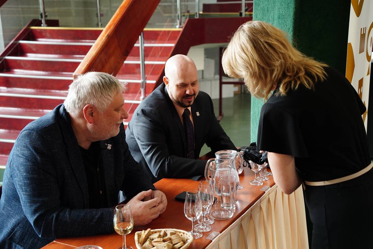 Šampionem 13. ročníku vinařské soutěže Litoměřický hrozen se stalo polosuché Neuburské, ročník 2024, pozdní sběr z vinařství Lahofer. Odborné hodnocení proběhlo ve středu 11. března. Porota letos posuzovala rekordních 206 vzorků od 42 vinařství z vinařských oblastí Čech a Moravy. Součástí hodnocení bylo také vyhlášení ocenění Víno Ústeckého kraje pro nejlepší bílé a červené víno.  Soutěžní, neveřejná část Litoměřického hroznu proběhla podle přísných pravidel pod vedením ředitele soutěže Miroslava Lásky. Do hodnocení se mohla přihlásit pouze vína s původem hroznů z České republiky, která splnila podmínky statutu. Odborné komise vybíraly nejlepší vína v jednotlivých kategoriích i držitele zvláštních ocenění. V kategorii A zvítězil Ryzlink rýnský, ročník 2023, z vinařství Lahofer. V kategorii B uspělo opět vinařství Lahofer, tentokrát s Ryzlinkem rýnským, ročník 2021, výběr z bobulí. V kategorii C porotu nejvíce oslovil Cabernet Moravia rosé, ročník 2025, moravské zemské víno z vinařství Sedmikráska. V kategorii D zvítězilo Cuvée (Cabernet Cortis, Merlot) 2023, výběr z hroznů od Víno Hruška s.r.o. V kategorii E si prvenství odnesl Ryzlink rýnský 2017, české zemské víno z vinařství Petr Rychtařík. V nové kategorii F určené pro autentická vína zvítězil Sauvignier Gris 2025, české zemské víno z Vinařství Potůček. Zvláštní ocenění Víno Ústeckého kraje získal v kategorii bílých vín Ryzlink rýnský 2024, české zemské víno z Vinařství Vytrhlík Hrušovany, mezi červenými víny ocenění obdrželo Rulandské modré 2023, české zemské víno od Malovinaře Pavla Bulína. „Mám velkou radost, že Litoměřický hrozen i letos potvrdil své pevné místo mezi významnými vinařskými soutěžemi. Vysoký zájem vinařů je pro nás potvrzením, že tato akce má dobrou pověst a smysl. Těší mě, že soutěž dává prostor nejen osvědčeným vínům, ale i novým přístupům a rozmanitosti vinařské tvorby, což letos potvrdila nová kategorie autentických vín. Velmi si vážíme všech, kteří se do letošního ročníku zapojili,“ řekla ředitelka Městských kulturních zařízení Litoměřice Michaela Mokrá. Na soutěžní část Litoměřického hroznu naváže veřejná část, která se uskuteční v sobotu 21. března na Hradě Litoměřice od 13 do 21 hodin. Vstup je zdarma. „Litoměřický hrozen má jedinečnou atmosféru. Je to setkání vinařů, odborníků i veřejnosti na krásném místě, kde víno opravdu chutná a zároveň vypráví svůj příběh. Srdečně zvu všechny milovníky dobrého vína, aby si přišli užít den na hradě, ochutnat oceněné vzorky a potkat se osobně s vinaři,“ dodala Michaela Mokrá. Více informací je k dispozici na webových stránkách Městských kulturních zařízení www.mkz-ltm.cz/hrad/. Aneta Břeňová, MKZ Litoměřice {gallery}02026/hrozen_soutez{/gallery}