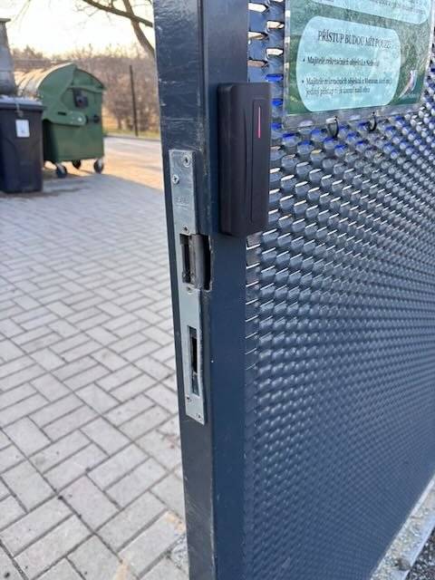 Včera (13.3.) začala montáž uzamykatelného systému na kontejnerovém stání Slaměnka. V pondělí vyměníme kliku a toto stání už bude zcela uzamčené. V následujících dnech proběhne krátké zkušební období. Poté budou uzamčeny i ostatní kontejnerová stání.  Pokud dosud nemáte přístupový čip nebo kartu, vyzvedněte si ho na obecním úřadě.