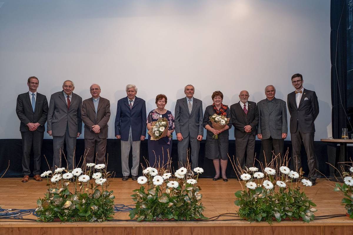 V roce, kdy si Přeštice připomínají 800 let od první písemné zmínky, jsme ocenili významné osobnosti. Cena je výrazem uznání za dlouholetou práci, obětavost a nezištné úsilí věnované ve prospěch našeho města. Činnost těchto osobností představuje trvalou hodnotu a je inspirací pro další generace.     Oceněné osobnosti města Přeštice:   ★ Ing. Jiří Běl ★ Petr Blažek ★ Václav Čermák ★ Věra Kokošková ★ Miroslava Kuntzmannová ★ Mgr. Karel Naxera ★ Mons. ThLic. ICLic. Karel Plavec, Th.D. ★ Karel Tušek ★ Bedřich Zákostelecký     Každý z oceněných převzal od starosty Tomáše Chmelíka a místostarosty Antonína Kmocha skleněnou plaketu a věcný dar jako poděkování.