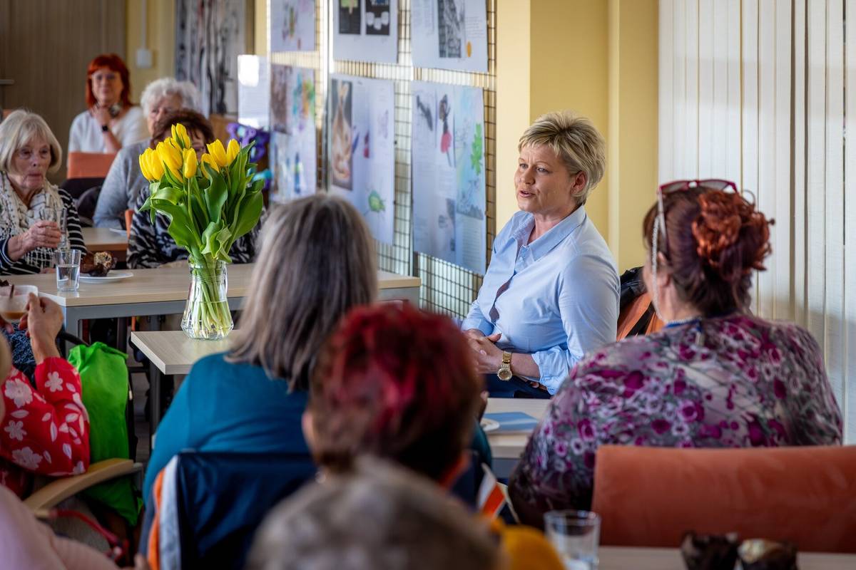 V přátelské a neformální atmosféře se ve čtvrtek 12. března odpoledne uskutečnilo setkání s primátorkou města Havířova Ivetou Kočí Palkovskou u příležitosti Mezinárodního dne žen. Akce proběhla v prostorách Městské knihovny Havířov a byla otevřena nejen ženám, ale všem, kteří si chtěli přijít posedět, popovídat, sdílet své podněty a zkušenosti nebo jen strávit příjemné odpoledne v milé společnosti. Návštěvníci měli možnost u kávy a drobného občerstvení diskutovat s primátorkou o tématech, která je zajímají. Setkání se těšilo hojné účasti a neslo se ve velmi přátelském a otevřeném duchu. Pro všechny příchozí byl navíc připraven i malý dárek jako poděkování za jejich každodenní práci a péči o rodiny, komunitu i město. Během neformální diskuse zazněla řada podnětů a přání, co by ženy rády zlepšily nejen pro sebe, ale i pro ostatní obyvatele města. Diskutovalo se o budoucnosti sociálních služeb ve městě – konkrétně možnosti výstavby dalšího domova pro seniory. Velký zájem byl také o rozšíření aktivit pro starší občany, například o společenské akce typu plesů, workshopy ručních prací, cvičení, plavání či venkovní fitness. Diskutovalo se rovněž o potřebě většího počtu veřejných toalet ve městě nebo o budoucnosti kyvadla na náměstí Republiky. Během setkání zaznělo také poděkování za obnovení autobusové linky do Luhačovic, kterou občané dlouhodobě postrádali. Příjemné odpoledne plné inspirativních rozhovorů potvrdilo, že podobná setkání mají smysl – přinášejí prostor pro sdílení, vzájemné porozumění i nové nápady, jak společně rozvíjet naše město. Další setkání s názvem S primátorkou bez formalit se uskuteční již za čtrnáct dní, 1. dubna 2026, v Restauraci Radnice Havířov na ulici Svornosti 2. Tentokrát bude mít podobu workshopu s velikonoční tematikou. https://havirov-city.cz/aktuality/setkani-s-primatorkou-bez-formalit-prilezitosti-mezinarodniho-dne-zen-prilakalo-desitky-navstevniku