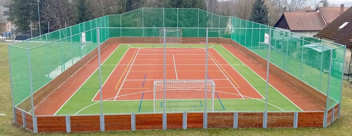 Během zimního období se podařílo vše dotáhnou do stavu, kdy již nyní můžeme využívat nové mulfifunkční hřiště pod pergolou i s ohledem na přijatelné počasí. Na webu obce naleznete veškeré potřebné informace. Multifunkční sportovní hřiště – obec Podůlší – OBEC PODŮLŠÍ Hřiště je trvale přístupné a bezplatně využitelné, nutné je třeba však zásadně dodržovat provozní řád. Rezeravce na určitou dobu je možná dle pokynů na webu. Pro vyzvednutí vybavení, které je uzamčené (sítě, menší branky) je třeba si udělat rervaci a vyzvednout si klíče. Proces je tak trochu automatizovaný více na webu nebo v přílohách níže. Doufáme, že se Vám bude na hřišti dobře sportovat :-)