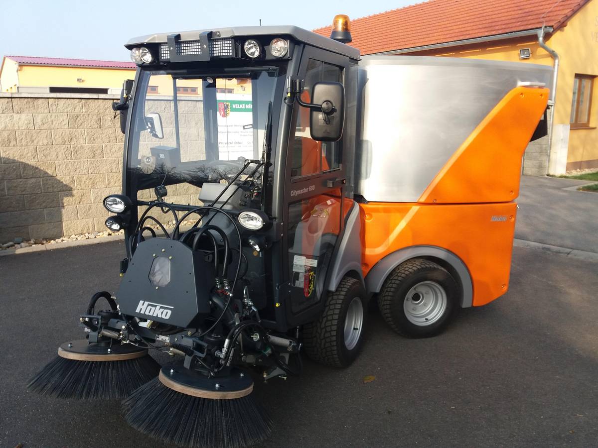 Upozorňujeme občany Velkých Němčic, že od pondělí 16.3. bude probíhat čištění komunikací po obci.