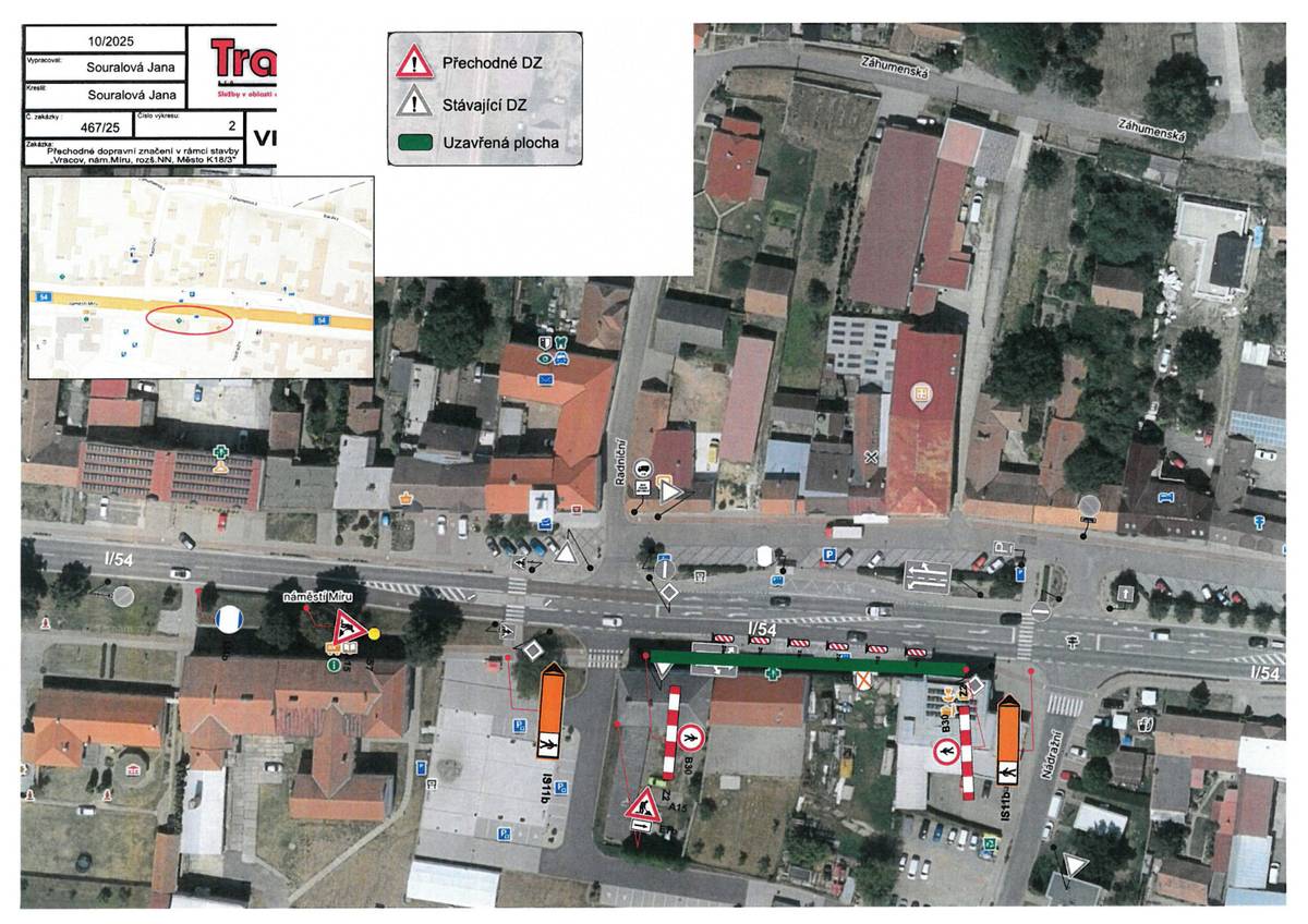 Město Vracov oznamuje, že společnost Perfecta bude v období od 16. března do 24. dubna 2026 provádět výkopové práce v rámci stavby „Vracov, nám. Míru – rozšíření NN“.  Z tohoto důvodu bude na náměstí Míru dočasně uzavřen chodník:    před prodejnou COOP Jednota,  před Domem zdraví,  před přilehlým bytovým domem (viz přiložené obrázky).   Vstup do Domu zdraví, lékárny i bytového domu zůstane po celou dobu prací zachován.  Autobusová zastávka ve směru Bzenec bude po dobu prací přesunuta na pomezí budovy staré školy a fary.  Současně bude uzavřena ulička vedle prodejny Dadka vedoucí k hřbitovu.  Žádáme občany, aby během prací dbali zvýšené opatrnosti.  Děkujeme za pochopení.