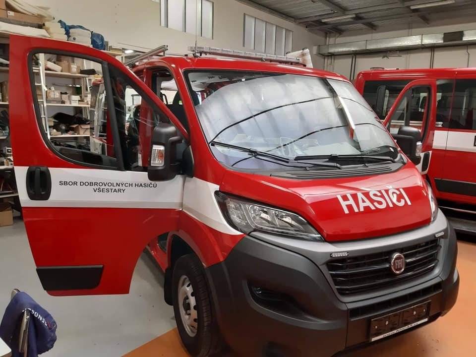 Pokud by někdo potřeboval odvoz do Strančic na ples, může využít možnost jízdy autem SDH z návsi. Auto bude přistaveno v 19 hodin před úřadem a bude do Strančic jezdit do 19:40 hodin. Odvoz z plesu po domluvě s Jirkou Šafránkem. Předpokládáme mezi 24 a 2 hodinou.