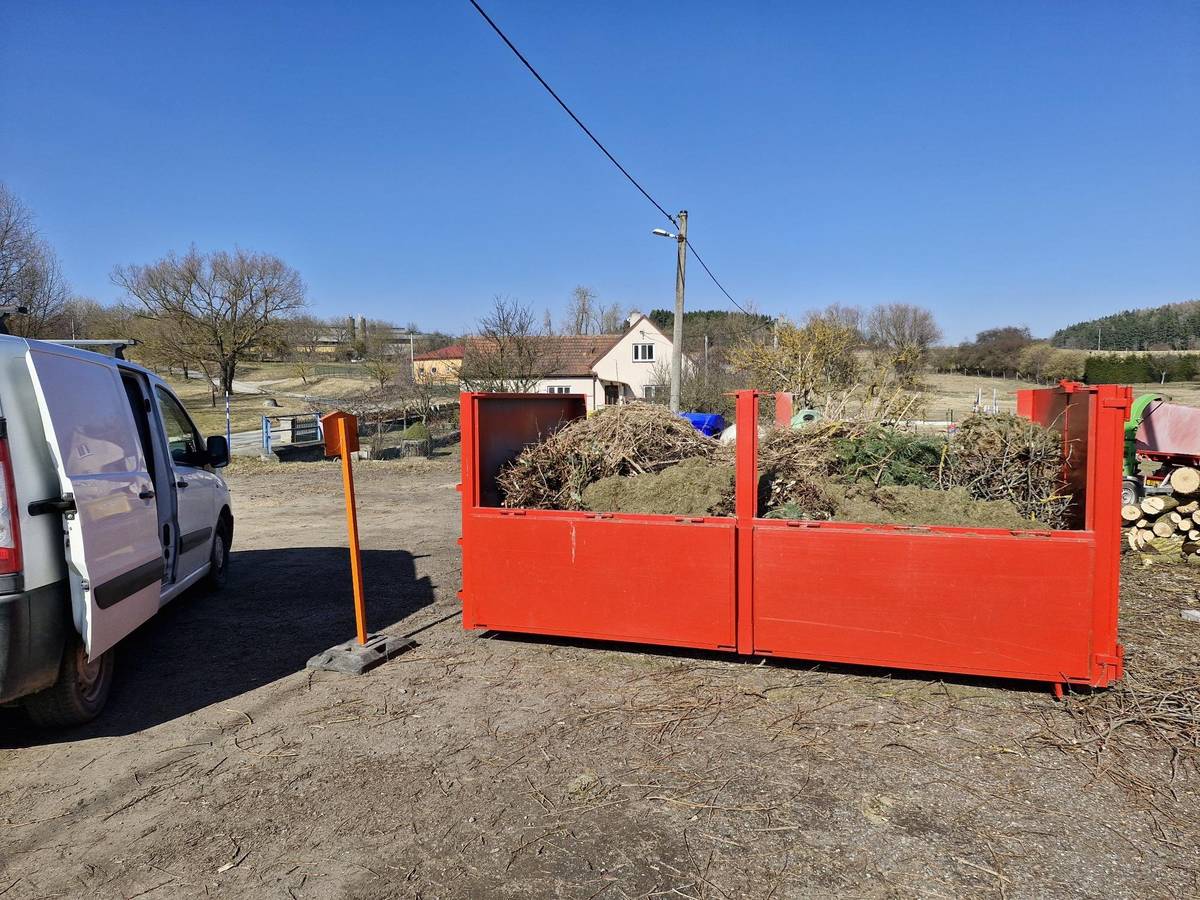 Informujeme, že kontejnery na bioodpad jsou opět přistaveny před hasičskou zbrojnicí a na Člopě. Připomínám, že do kontejnerů nepatří velkoobjemový a nebezpečný odpad.