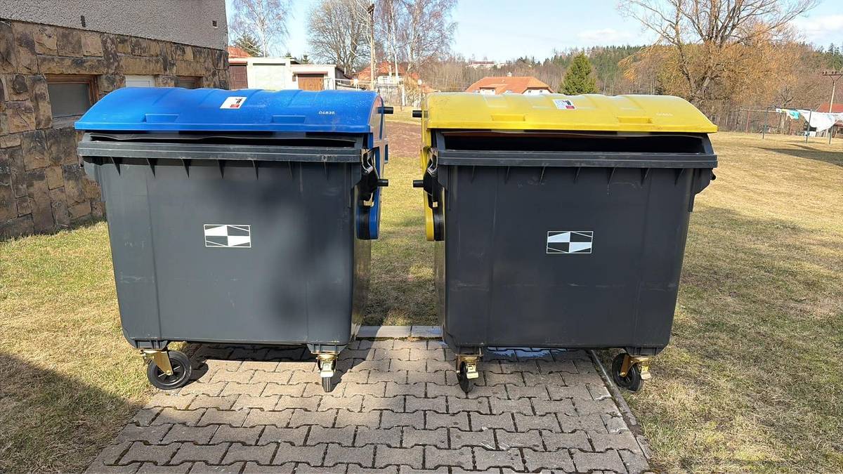 Jak jsme již dříve zveřejnili, jsou postupně k bytovým domům rozmísťovány kontejnery k třídění plastu a papíru, aby pro vás bylo třídění komfortnější. Nevzhledná sběrná místa, kde byl neustále nepořádek, budou postupně rušena. Nový systém bude stále zdokonalován, takže pokud budete mít požadavek na změnu místa těchto kontejnerů nebo na přidání dalších barevných kontejnerů, ozvěte se na tel. 777876116 nebo email mistostarosta@zacler.cz  Dekujeme všem, kteří jsou zodpovědní a třídí své odpady.