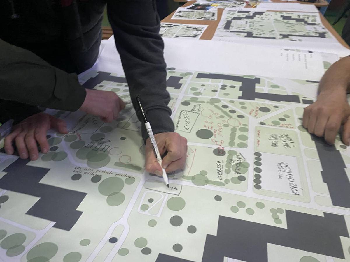 Mesto Piešťany pripravuje postupné úpravy vnútrobloku na sídlisku Adama Trajana. O možnej podobe tohto priestoru diskutovalo vedenie mesta a odborní pracovníci spolu s obyvateľmi priamo na verejnom stretnutí, ktoré sa uskutočnilo v spolupráci s miestnou iniciatívou U Adama.