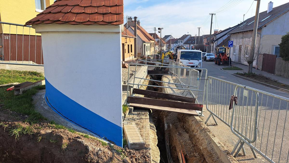 Upozorňujeme občany a návštěvníky Velkých Němčic na probíhající výkopové práce pro rekonstrukci stávajícího nízkotlakého (NTL) plynovodního řadu a přípojek na ulici Školní. S ohledem na zúžený prostor ve vedlejší ul. Školní a ul. Na Kopečku bude patrně nutná úplná uzavírka s objízdnou trasou po dobu výkopových prací v každé uličce vždy na jeden týden. Dbejte pokynů pracovníků prováděcí firmy a respektujte dopravní značení. Děkujeme za pochopení.