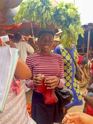 Dívka na tržišti v Nigérii