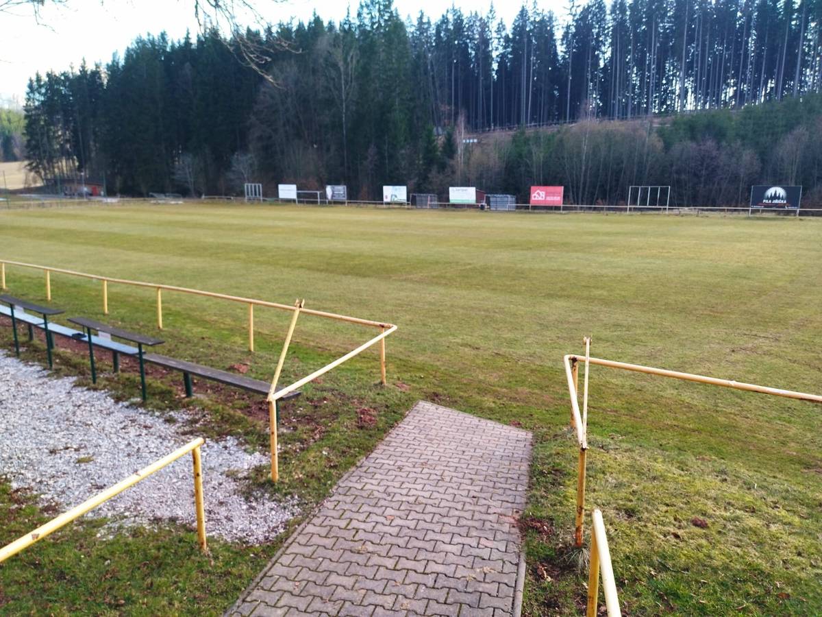 FK Dolní Kalná zve všechny fanoušky, kteří se chtějí na vlastní oči přesvědčit, jak jsou kalenští hráči připraveni na jarní čás soutěží, na derby utkání FK Dolní Kalná "A" - FK Dolní Kalná "B", které se hraje dnes, v neděli 15. března od 16 hodin Pod Kaštany. Přijďte kluky povzbudit, občerstvení je zajištěno !