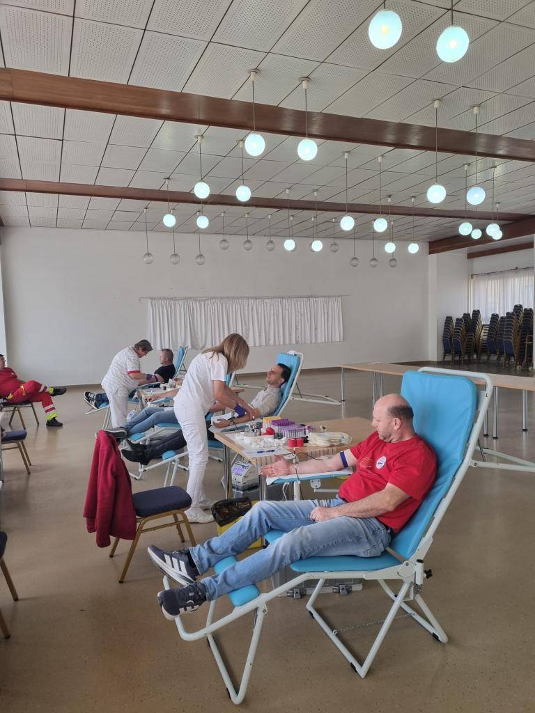 Dňa 11. marca tiekla v Beluši krv, a to doslova na litre. V rámci jarnej Belušskej kvapky krvi si pracovníci NTS Trenčín odviezli vďaka 25 dobrovoľným darcom krvi viac ako 11 litrov krvi (bežný odber 450ml). Všetkým darcom patrí veľká vďaka- stojí vás to málo času, ale pritom dávate tak veľa.