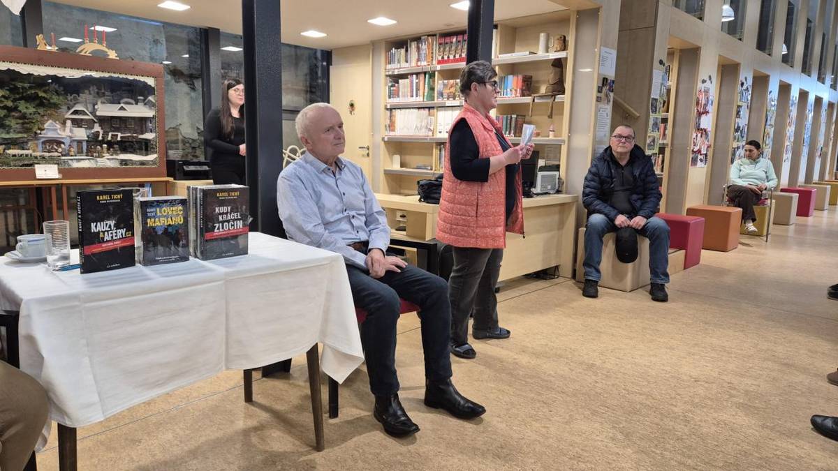 Jedinečnou možnost nahlédnout do práce kriminalisty měli lidé v úterý 12. 3. v městské knihovně, kde publicista a bývalý policista Karel Tichý představil své knihy.